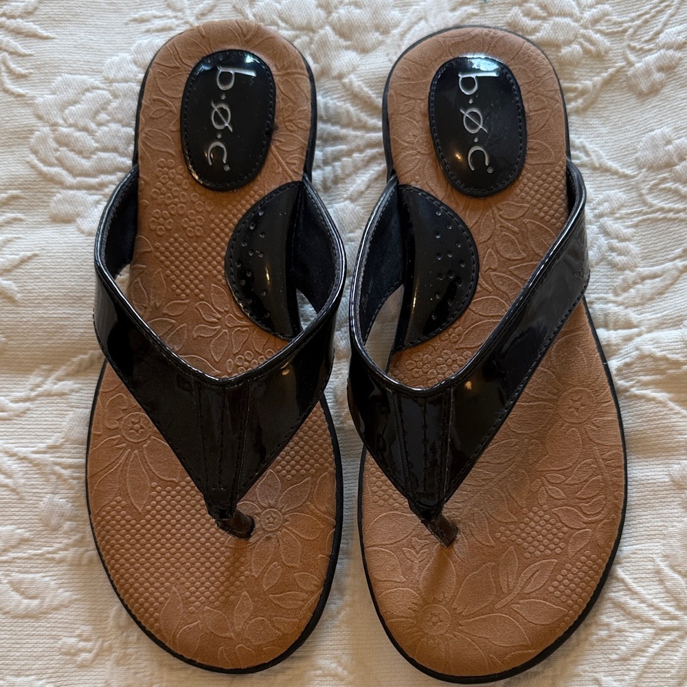 b.o.c. Women's Zita Patent Leather Thong Sandals.  Nwots sz 7